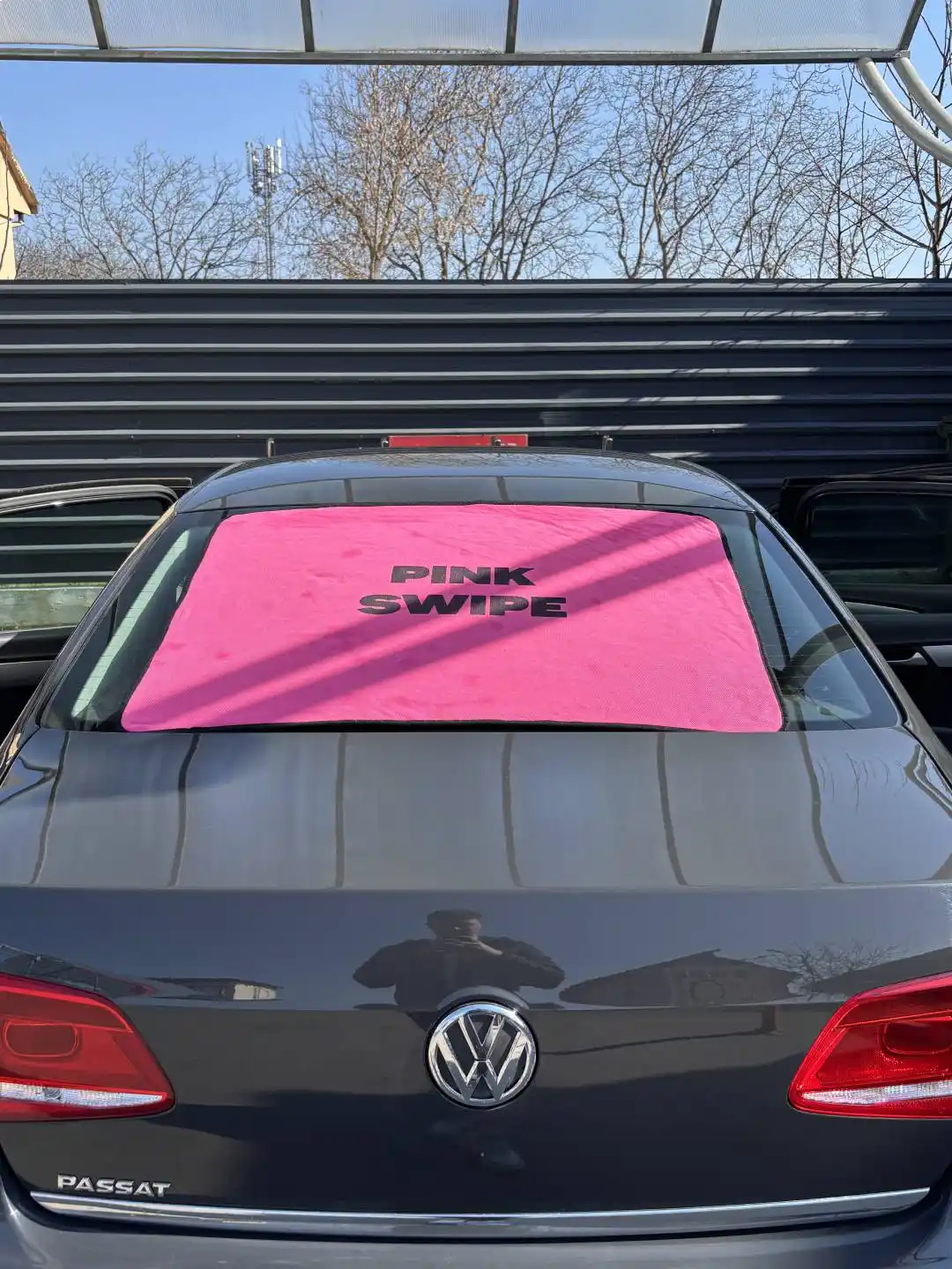 Utilizare prosop microfibra pentru uscare masina intins pe luneta unui Volkswagen Passat gri la spalatorie